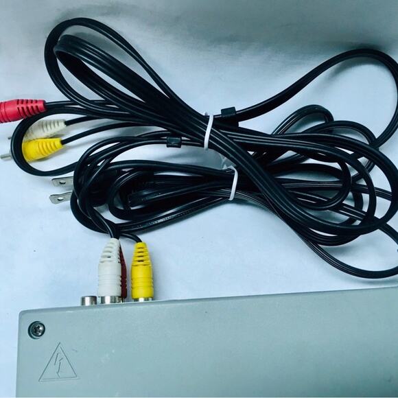 Magnavox MWD200GA DVD Player w/ Cables - Picture 4 of 5